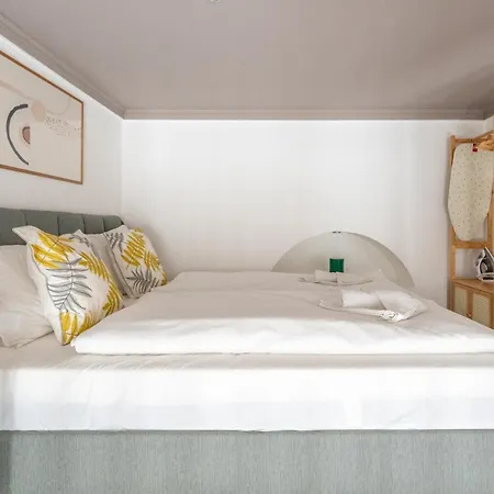 Mimis Lakeside Loft - Newly Renovated *