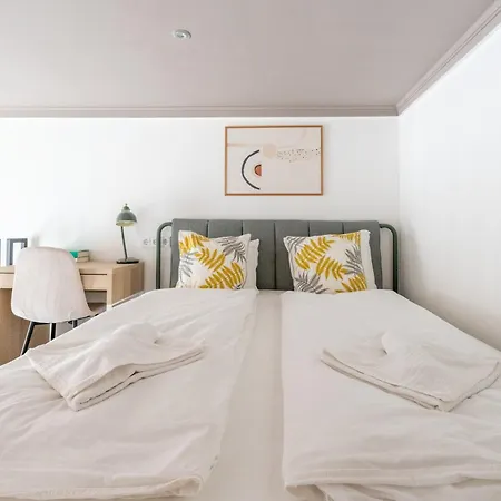 Апартаменты Mimis Lakeside Loft - Newly Renovated