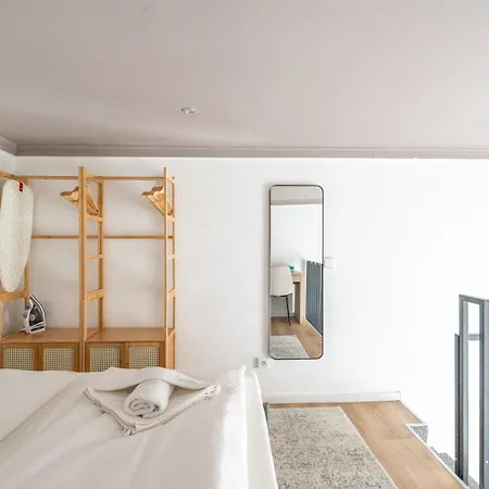 Mimis Lakeside Loft - Newly Renovated Апартаменты *