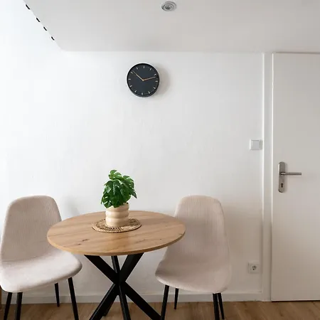 Апартаменты Mimis Lakeside Loft - Newly Renovated *