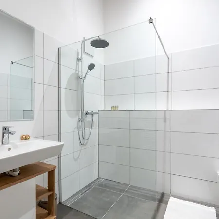Mimis Lakeside Loft - Newly Renovated